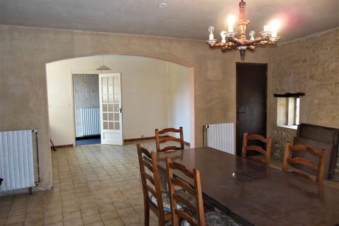salon en pierres dans cette maison à vendre sur lalinde